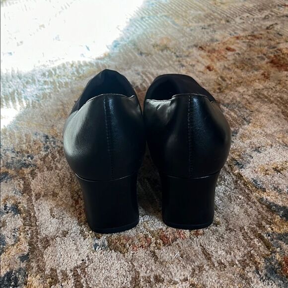 NWOB Chic Black Women's Heels - Picture 4 of 7